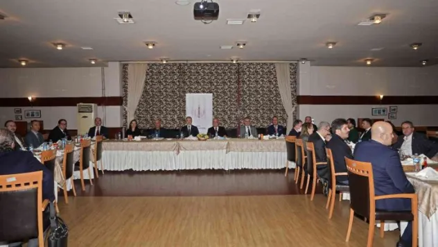 Rektör Çomaklı, yıllık yayın sayıları 10'un üzerinde olan öğretim üyeleriyle bir araya geldi