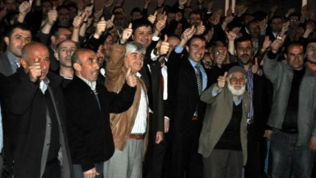 Saadet Partisi'ne Katılan 100 Kişiye Rozetleri Takıldı 