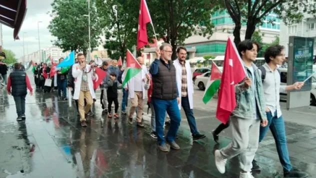 Sağlık çalışanlarının Gazze için istikrarlı yürüyüşü devam ediyor