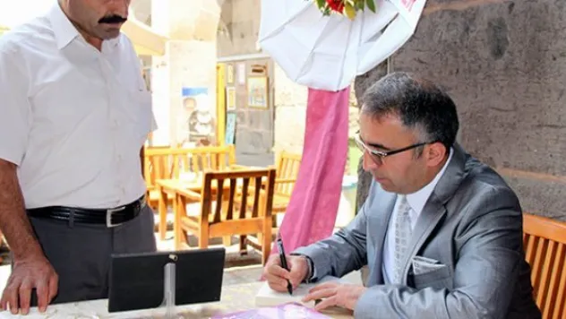 Şair ve Yazar Yusuf Dündar imza günü düzenledi