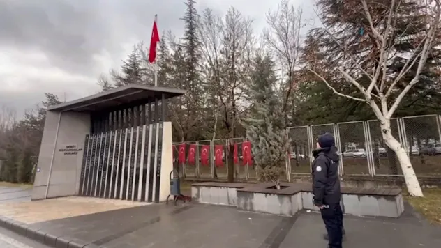 Şehit Komandolar durağındaki yıpranan bayrak yenisiyle değiştirildi