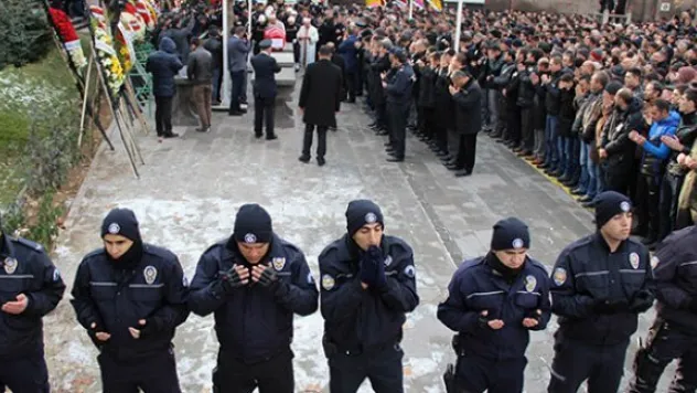 Şehit Yazanel tekbirlerle defnedildi