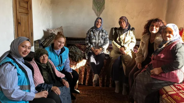 Selanik göçmeni Dönmez'e öğrencilerden hediye