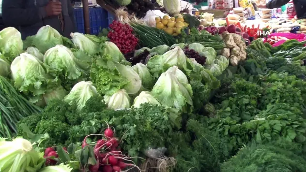 Semt Pazarı'nda yeşillikler ucuzladı