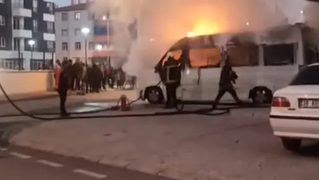 Servis aracı alevlere teslim oldu