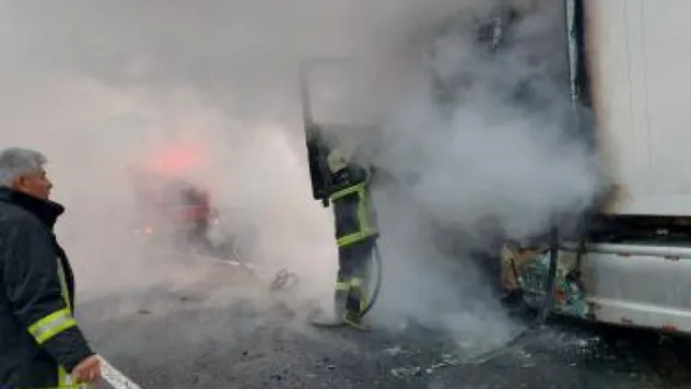 Seyir halindeki TIR alev aldı