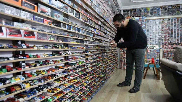 Sigara yerine minyatür araba aldı, 33 yılda 5 milyon TL değerinde 13 bin araba biriktirdi