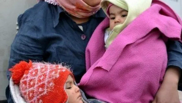 Soğuk Havaya Aldırmadan İki Çocuğu İle Birlikte Dileniyor 