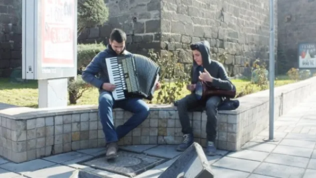 Sokak müzisyenleri ilgi bekliyor