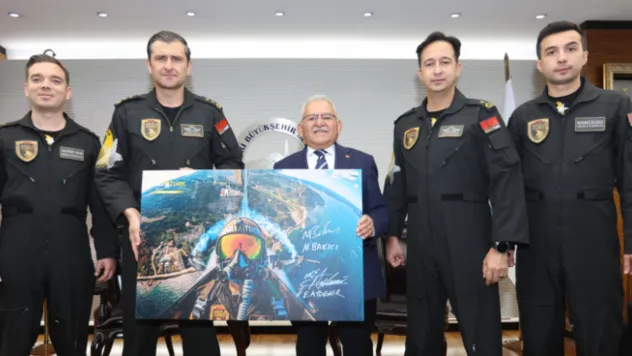 Solotürk ekibinden Başkan Büyükkılıç'a ziyaret