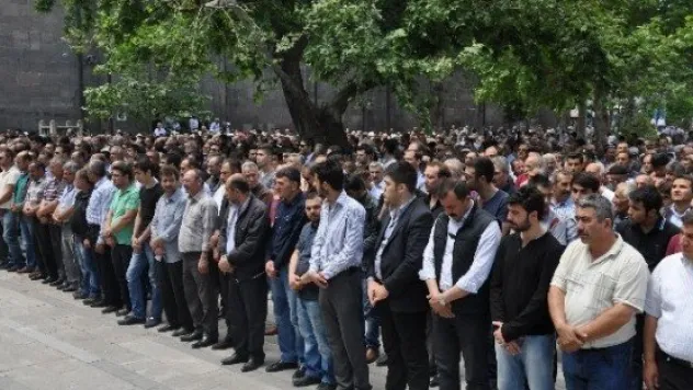 Soma Faciasında Hayatlarını Kaybeden İşçiler İçin Gıyabi Cenaze Namazı 