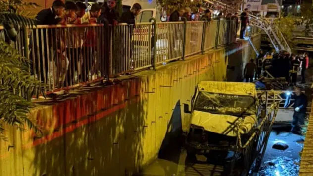 Su taşkın kanalına düşen kamyonetteki 2 kişi yaralandı