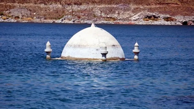 Sular çekildi, köy göründü