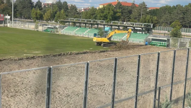 Sümer stadının zemin değişim işlemi başladı