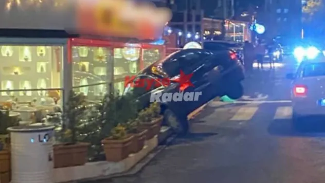 Sürücüsünün durduramadığı araç kafeye daldı