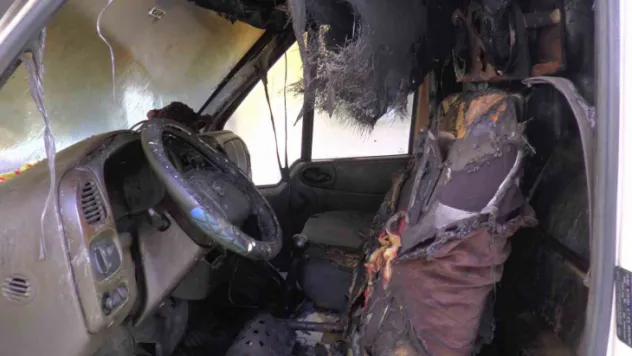 Akü takviye yaparken minibüsü yaktı