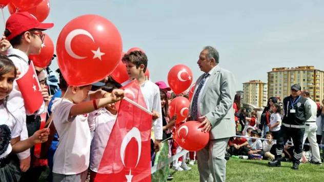 Talas'ta 23 Nisan coşkusu alanlardan taştı