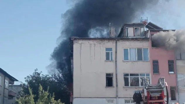 Talas'ta binada çıkan yangın çatıya sıçradı