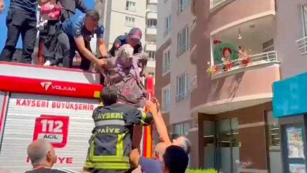Talas'ta binanın 13. Katında çıkan yangın paniğe neden oldu: 25 Kişi dumandan etkilendi