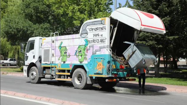 Talas'ta Konteynerler Hem Yıkanıyor Hem Parfümleniyor