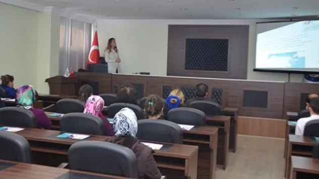 TEKDEN HASTANESİ DİYETİSYENİ DR. DENİZ, HACILAR BELEDİYESİ ÇALIŞANLARINI YÜKSEK TANSİYON KONUSUNDA UYARDI