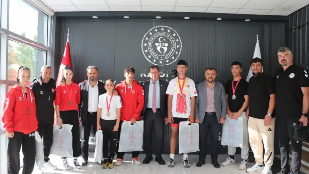 Tekerlekli paten sporcuları 8 madalyayla döndü