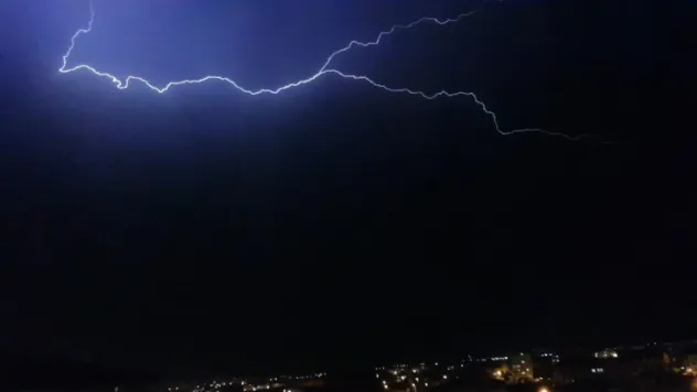 Temmuzda şaşırtan görüntü: Şimşekler geceyi aydınlattı