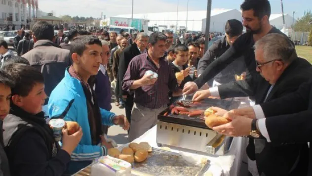 Ticaret Borsası Tarım Fuarı'nda 5 bin sucuk ekmek dağıttı