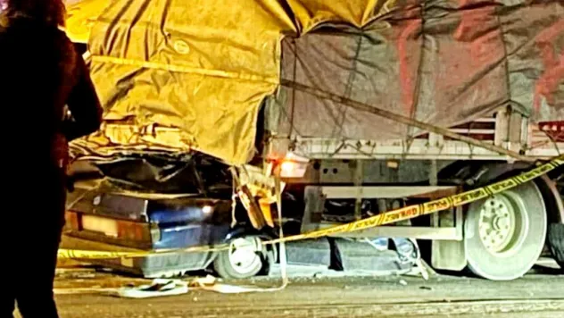 TIR'ın altında kalan otomobilin sürücüsü hayatını kaybetti