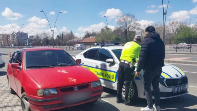 Trafik ihlali yaptığı tespit edilen 2 sürücüye toplam 3 bin 972 lira cezai işlem