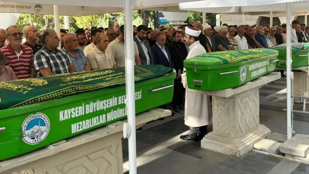 Trafik kazasında ölen anne ve oğlu toprağa verildi