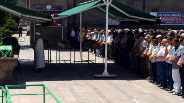 Trafik Kazasında Ölen Tekin Bozdağan Toprağa Verildi 