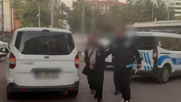 Tramvayda hayasızlık yapan 2 kişi gözaltına alındı