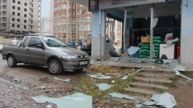 TÜPÇÜ DÜKKANINDA KORKUTAN PATLAMA: 2 YARALI