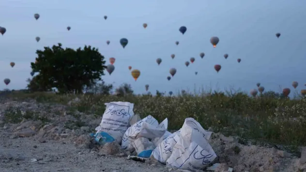 Turistler peribacalarını değil, molozları ve çöpleri seyrediyor