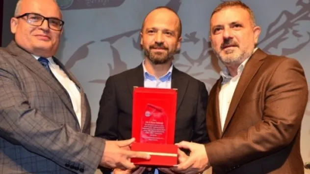 Türk Dünyası Aşık Edebiyatı'na Hizmet Ödülü Prof. Dr. Durbilmez'e