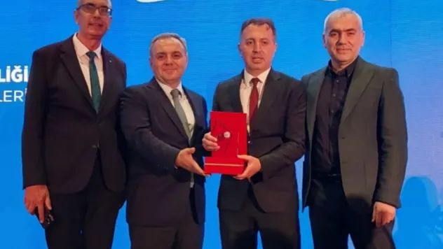 Türk Eczacıları Birliği 2025 Bilim Ödülü'nü ERÜ'lü akademisyene verdi