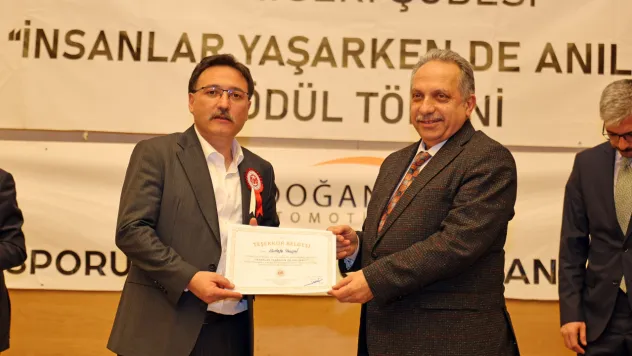 Türk Futbol Adamlarından Yalçın Başkan'a Ödül