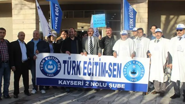 Türk Eğitim-Sen'den kefenli eylem