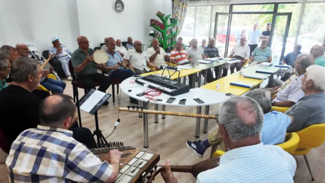 Ulu Çınarlar Korosu: Geçmişi Türkülerle Yaşatıyor