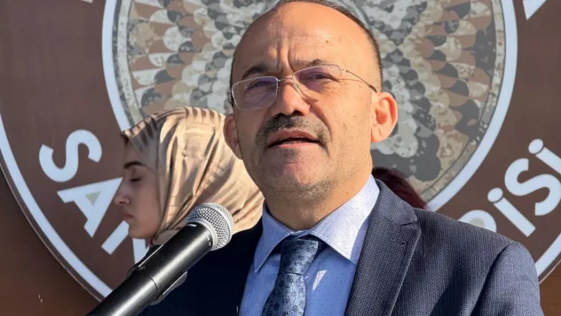 Ulu çınarların hatıraları kara kalemle resmedildi