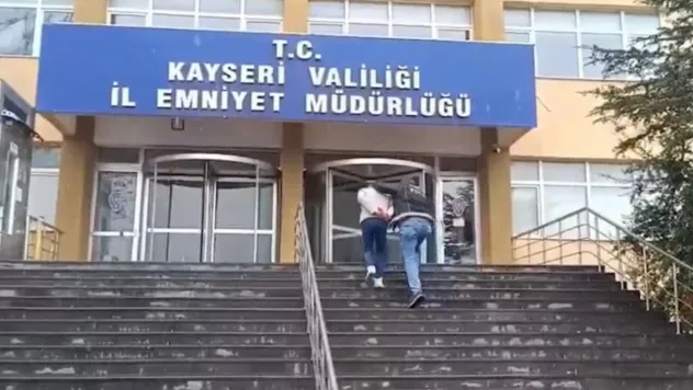 Uyuşturucu madde ticareti yapmak suçundan aranan 2 firari yakalandı