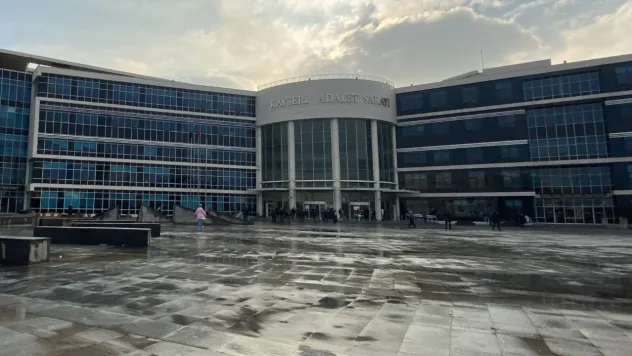 Uyuşturucu sanığı: 'Kafe sahibi madde götürmem için bana para verdi'