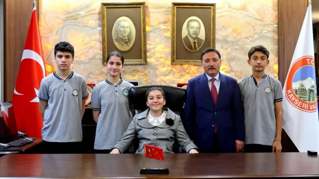 Vali Çiçek, koltuğunu 7. Sınıf öğrencisine devretti