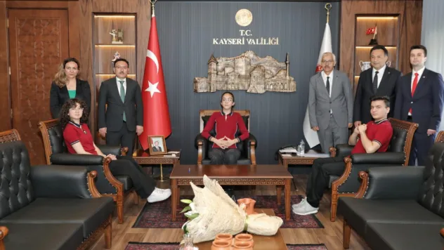 Vali Çiçek, Koltuğunu 8.Sınıf Öğrencisine devretti