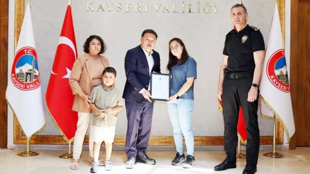 Vali Çiçek, şehit yakınlarına şehadet belgesini verdi