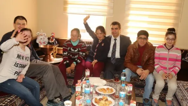 Vali Düzgün, 'Engelsiz Notalar' projesinin kahramanlarını ziyaret etti