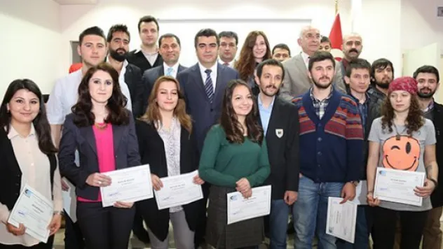 Vali Düzgün, genç girişimcilere sertifikalarını verdi