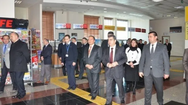  VALİ DÜZGÜN HAVALİMANINDA İNCELEMELERDE BULUNDU