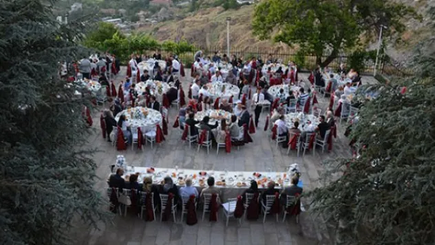 Vali Düzgün, iftar sofrasında toplumun değişik kesimlerinden vatandaşlar ile bir araya geldi